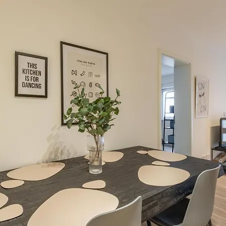 Home4stays - Apartmenthaus In דירה