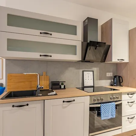 Home4stays - Apartmenthaus In *