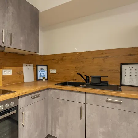Home4stays - Apartmenthaus In *